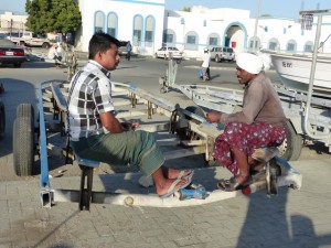 19-UAE_Fujairah_Hafen_2Männer_Bildgröße ändern