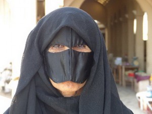 54-OM_Frau mit Maske_Bildgröße ändern