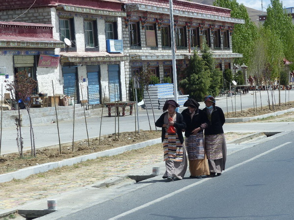 10-CH_to-Lhasa_Town-Frauen