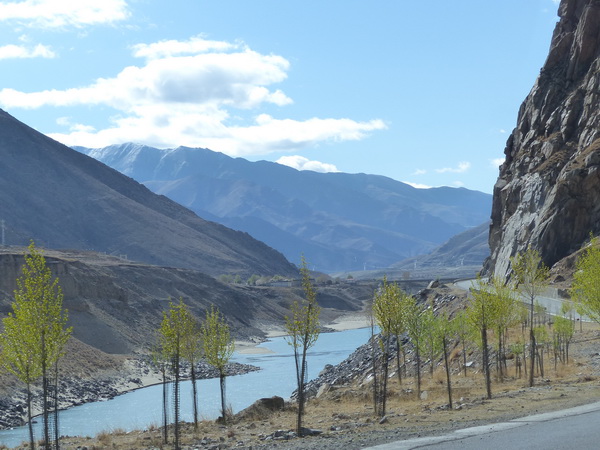 3-CH_to-Lhasa_Fluß_Bäume